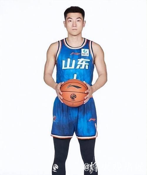 高诗岩17+9山东险胜新疆 齐麟17分李炎哲15分