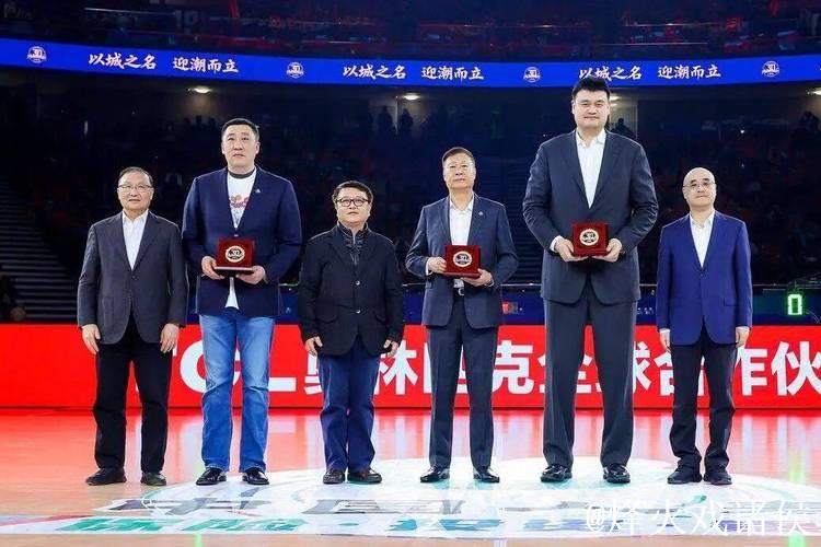 直击上海大白鲨30周年超燃现场！姚明、李秋平、章文琪等传奇名宿重聚赛场